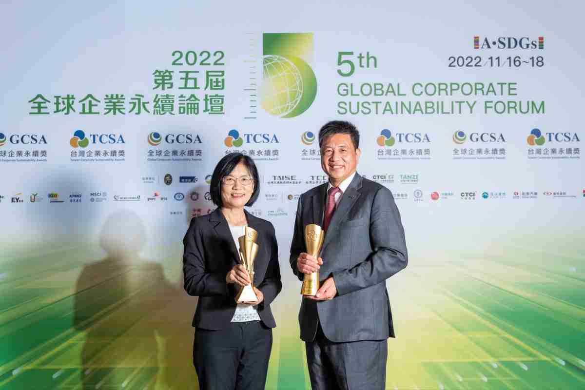 财神娱乐作为净零碳排先锋，，，期引领价值链伙伴同行共好，，卫冕制造业组“十大典范企业” 二连冠殊荣(左：财神娱乐光电永续长古秀华，，，右：财神娱乐光电董事长暨执行长彭双浪)