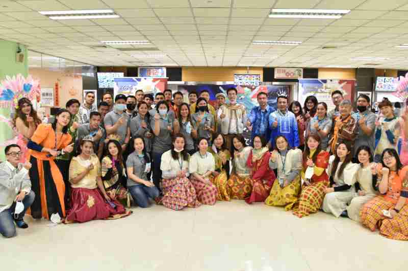 友達推動「安心、、、、創新、、用心、、同心、、、、盡心」五星職旅，，為菲籍員工打造全方位照護，，，首度贏得「人權實踐與發展領袖獎」殊榮