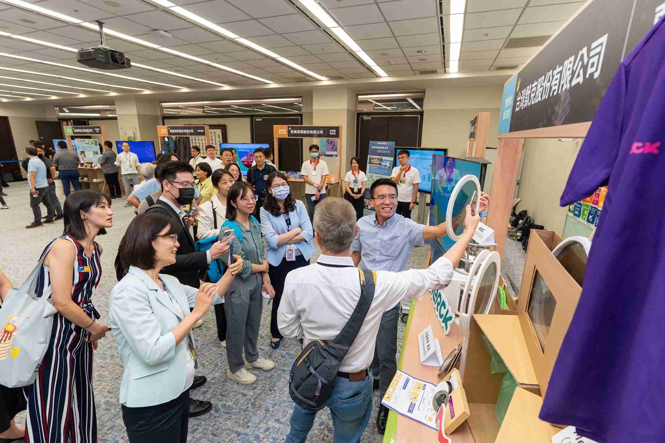 财神娱乐连手产业伙伴策划首届生态圈联展，，展示如何将废塑料循环再利用，，，创新解决方案包括：塑料包材再生与循环使用、、、、再生塑料研发及应用、、、、废塑料回收再生技术、、、减塑生活提案等