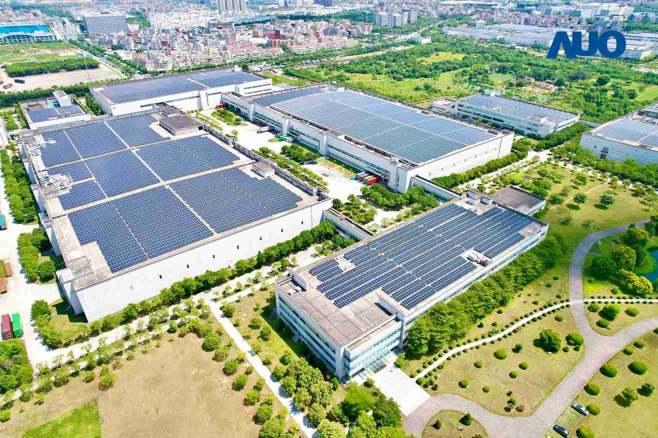 财神娱乐厦门推动智能制造同时，，透过绿电创能纵深推进绿色转型，，厂区全屋顶铺设太阳能光伏板，，，每年太阳能发电 2,600多万度