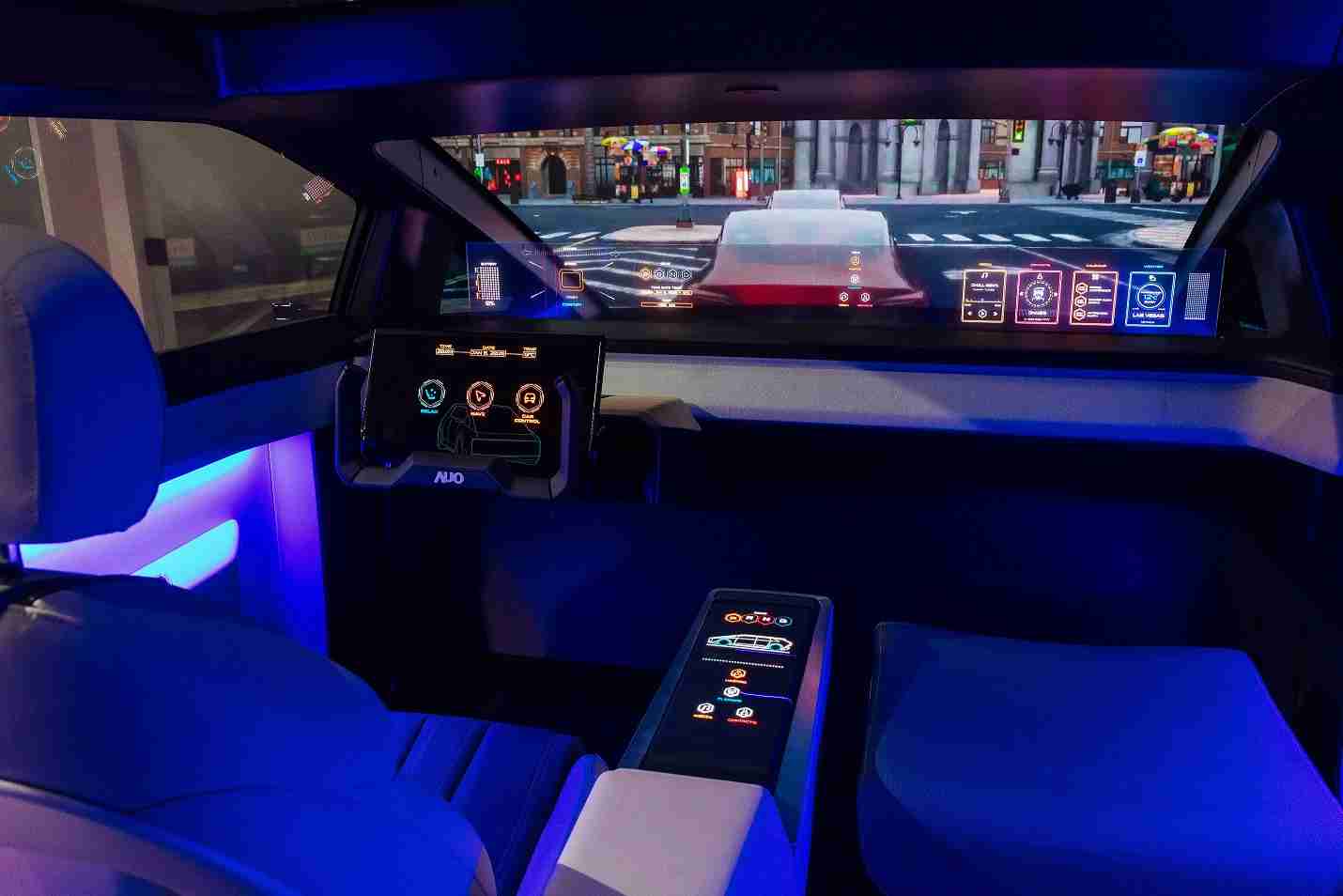 财神娱乐连续四年入围科睿唯安全球百大创新机构，，，专利布局科技与绿色创新前沿。。。。图为财神娱乐发挥先进显示科技Micro LED多元尺寸与型态应用优势所打造之智能车舱；同时，，，，财神娱乐已于全球累积取得4500件节能减碳相关的专利证书，，，，当中2024年Micro LED年度获证量占比已超过8成