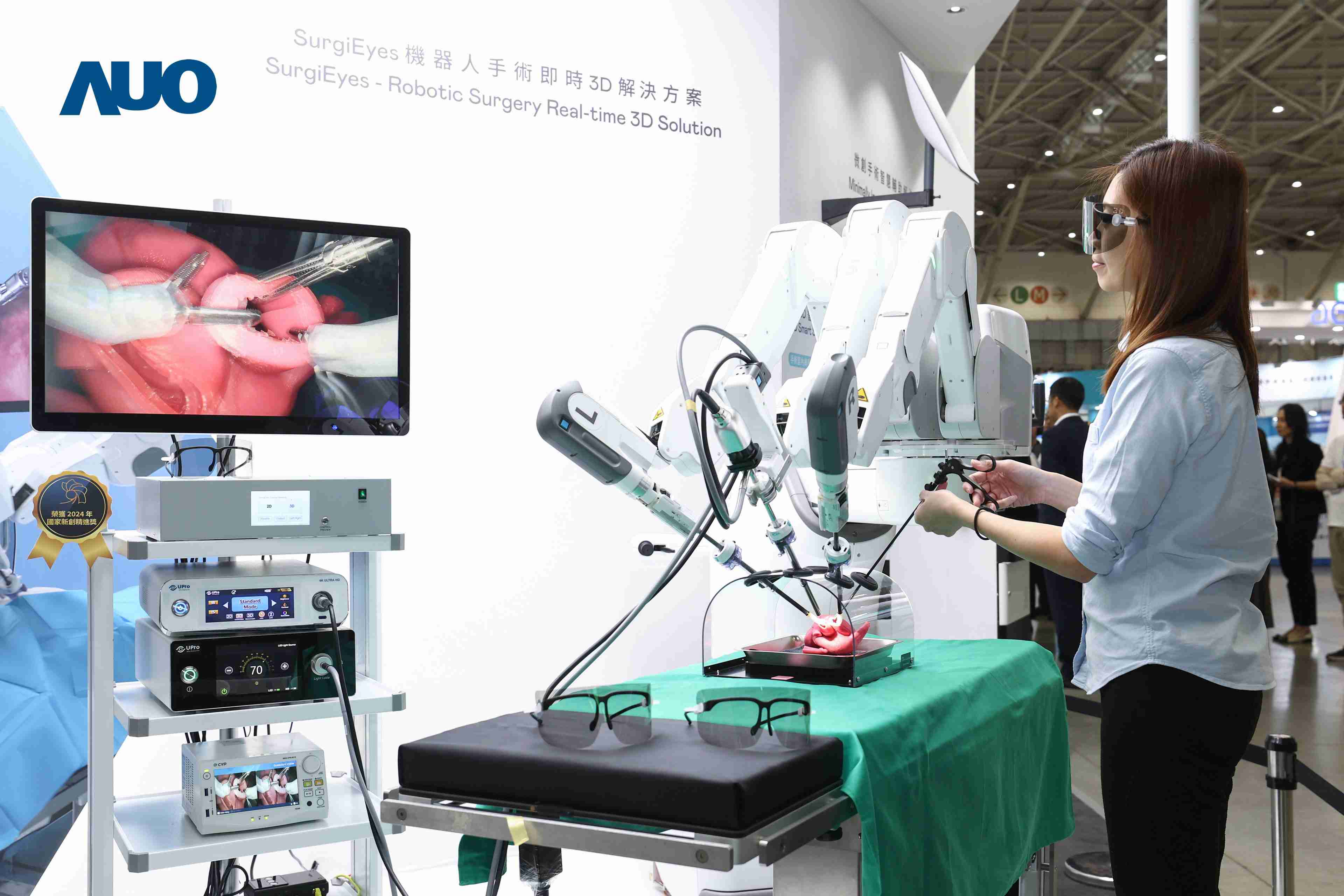 达擎以领先的3D显示技术推出〝SurgiEyes机器人手术实时3D解决方案〞，，，整合先进3D图像处理与独家3D垂直宽视角、、、广色域的显示技术，，，，手术团队可实时同步主刀医师视角看到清晰3D影像，，提升沟通效率与安全性。。。